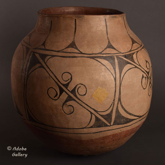 Alternate view of this pottery vessel.