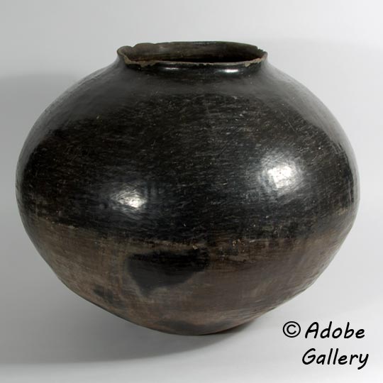 Alternate view of this pottery vessel.