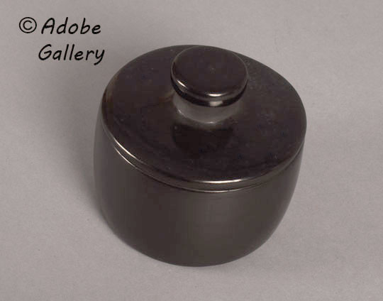 Alternate view of this pottery vessel. Alternate view of this pottery vessel.