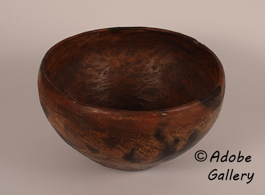 Alternate view of this pottery vessel.