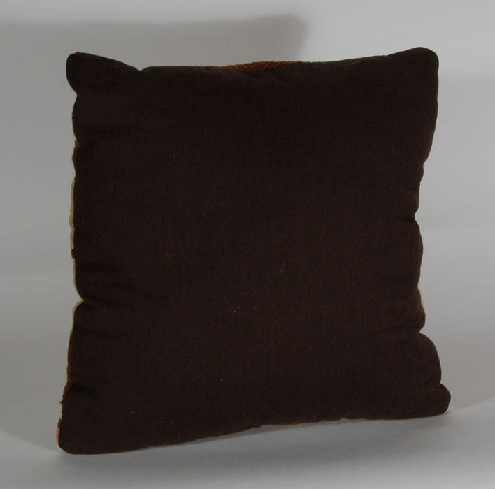 The reverse side is finished with a coordinating solid brown fabric. The reverse side is finished with a coordinating solid brown fabric.