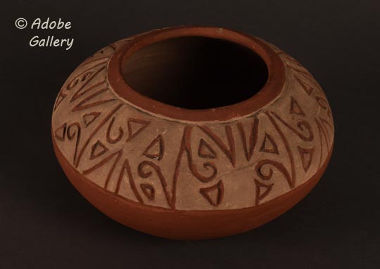 Alternate view of this pottery vessel.