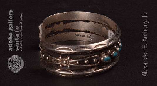 Alternate side view of this bracelet.