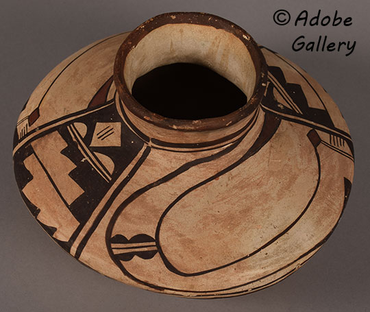 Alternate view of this pottery vessel. Alternate view of this pottery vessel.
