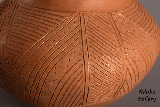 Close up view of a section of this jar.