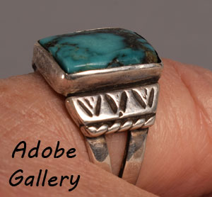 Alternate view of this ring being worn.