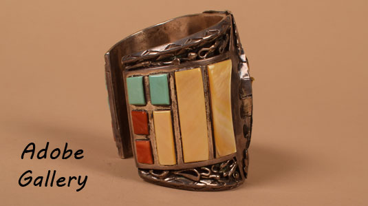 Alternate view of one of the sides of this bracelet.