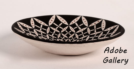 Alternate side view of this Acoma Pueblo pottery dish. Alternate side view of this Acoma Pueblo pottery dish.