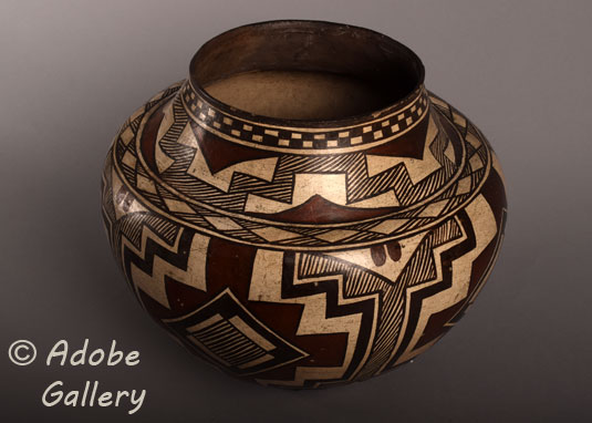 Alternate view of this fine Laguna pottery vessel.