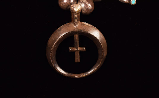 A main silver naja with a suspended cross was hooked onto the beads