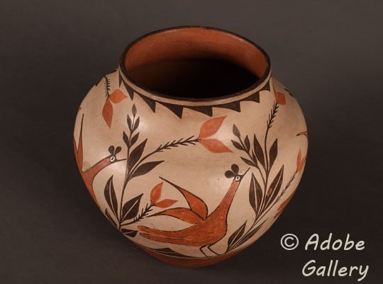 Alternate view of this modern Zia Pueblo pottery water jar.