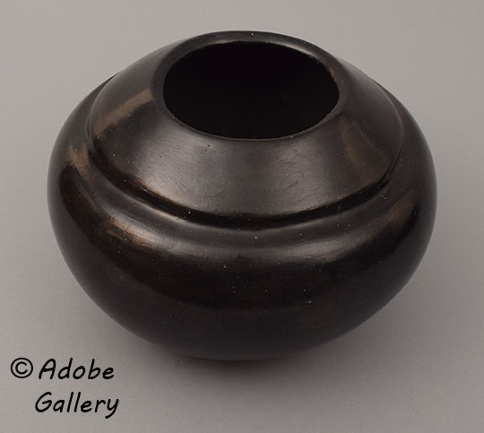 Alternate view of this pottery vessel. Alternate view of this pottery vessel.