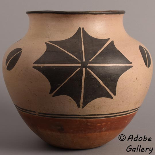 Alternate view of this pottery vessel. Alternate view of this pottery vessel.