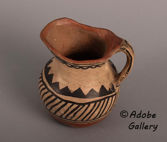 Alternate view of this pottery vessel.