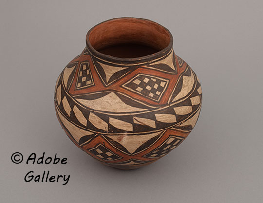 Alternate view of this pottery vessel.