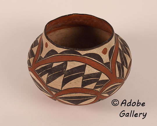 Alternate view of this pottery vessel. Alternate view of this pottery vessel.
