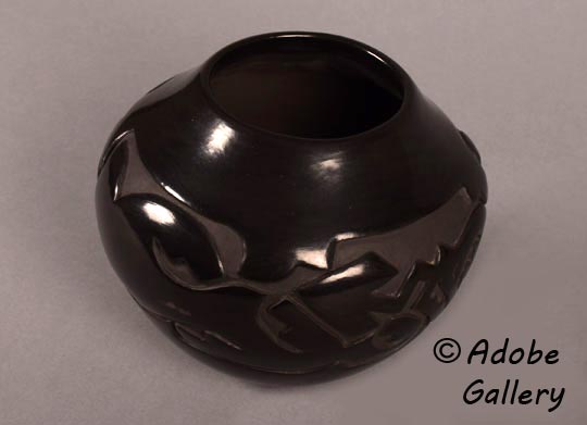 Alternate view of this pottery vessel.