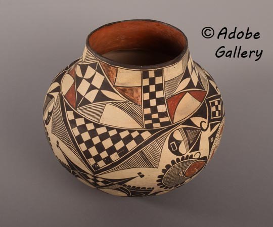 Alternate view of this pottery vessel.