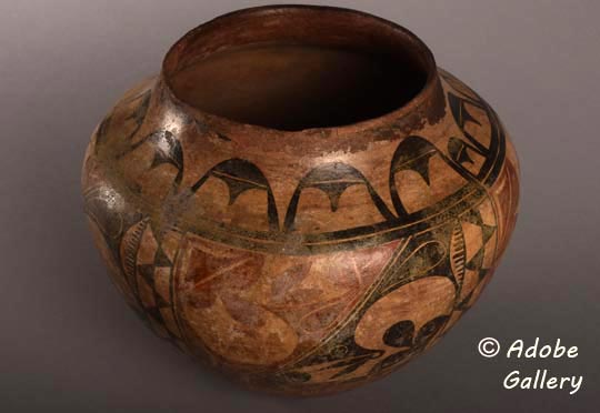 Alternate view of this pottery vessel.