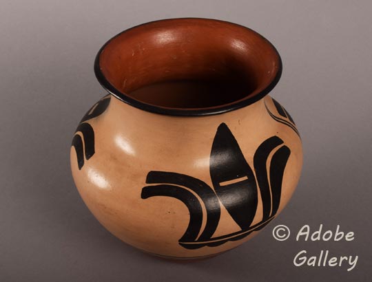 Alternate view of this Kewa pottery jar. 