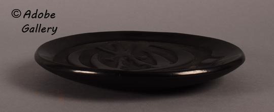 Alternate side view of this black plate.