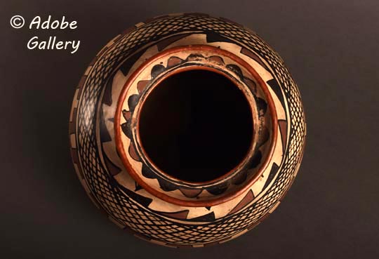 Alternate view of this pottery vessel.