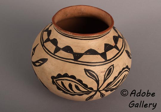 Alternate view of this pottery vessel.