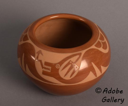 Alternate view of this pottery vessel.