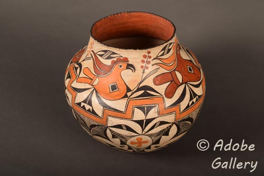 Alternate view of this pottery vessel.