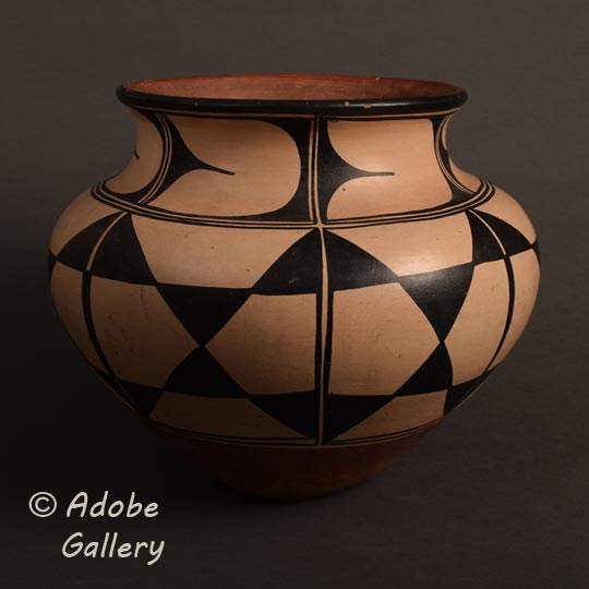 Alternate view of this pottery vessel.