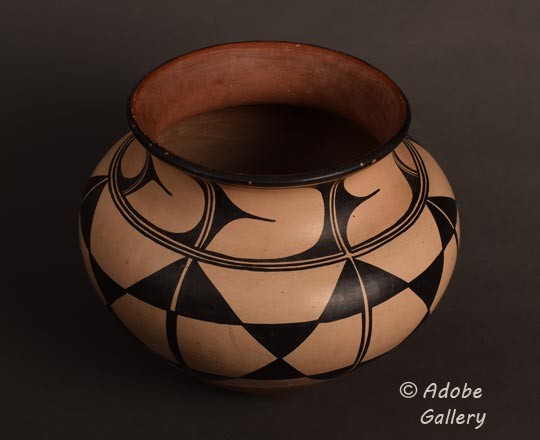 Alternate view of this pottery vessel.