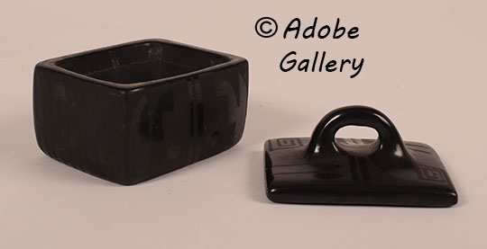 Alternate view of this pottery vessel.