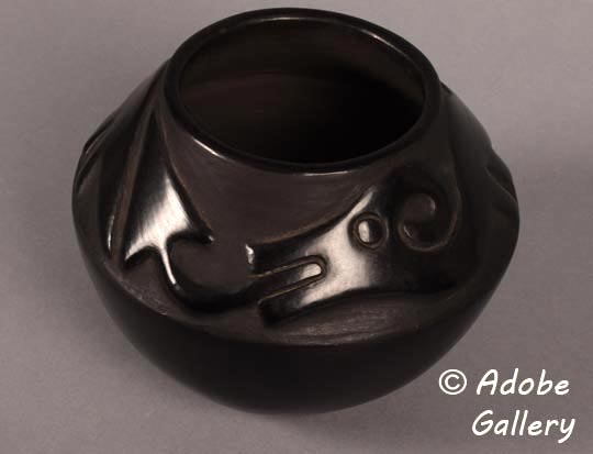 Alternate view of this pottery vessel.