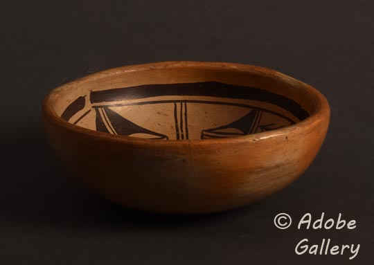 Alternate view of this pottery vessel.