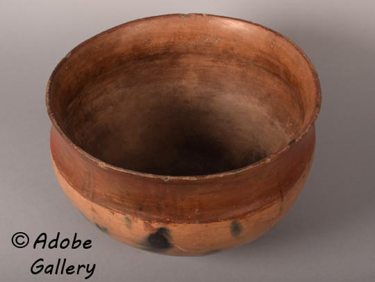 Alternate view of this pottery vessel.