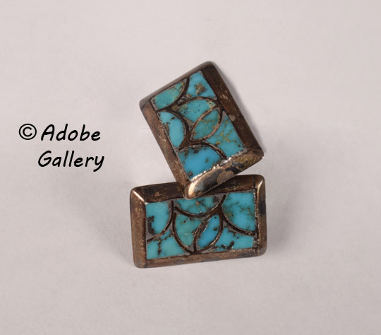 This is a pair of cufflinks. This is a pair of cufflinks.