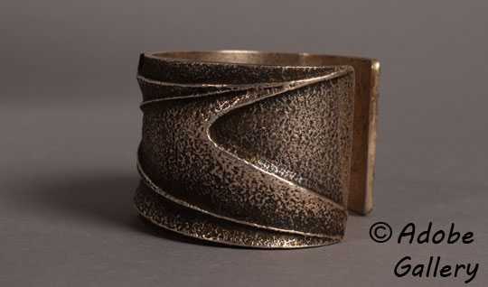 Alternate side view of this bracelet.