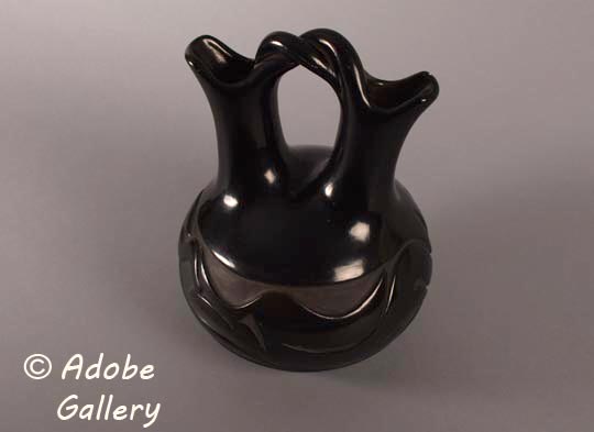 Alternate view of this pottery vessel.