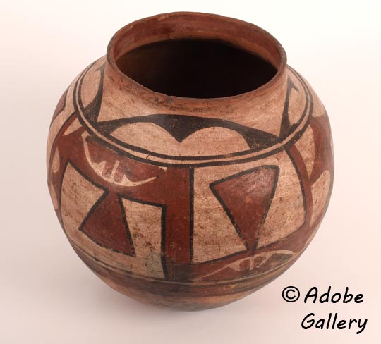 Alternate view of this pottery vessel.