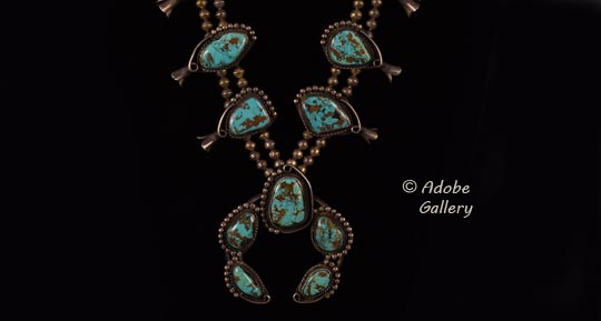 A close-up view of the naja area of this necklace.