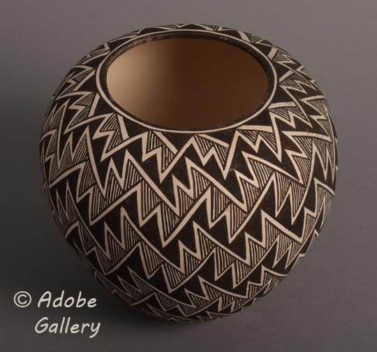 Alternate view of this pottery vessel.