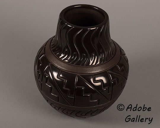 Alternate view of this pottery vessel.