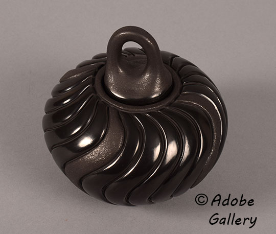 Alternate view of this pottery vessel.