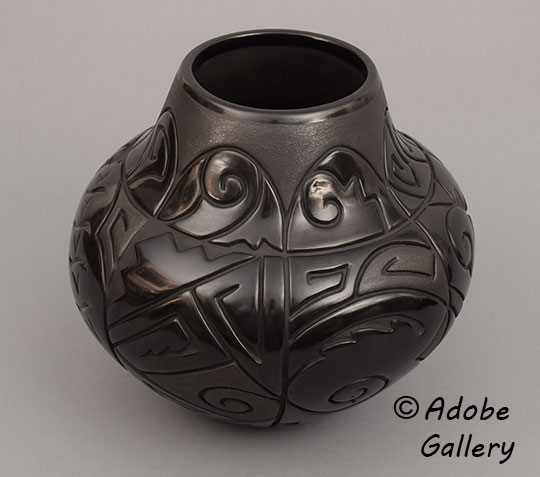 Alternate view of this pottery vessel.