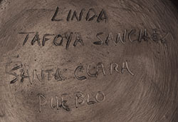 Santa Clara Pueblo artist signature of Linda Tafoya Sanchez (b. 1962) Kha'p'oo Owinge Santa Clara Pueblo artist signature of Linda Tafoya Sanchez (b. 1962) Kha'p'oo Owinge