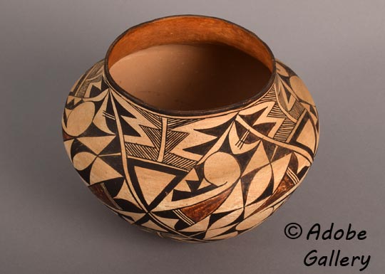 Alternate view of this pottery vessel.