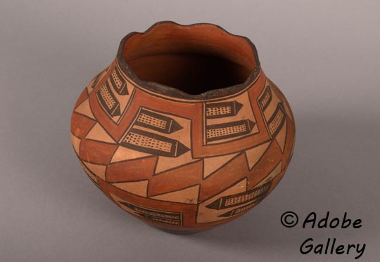 Alternate view of this pottery vessel.