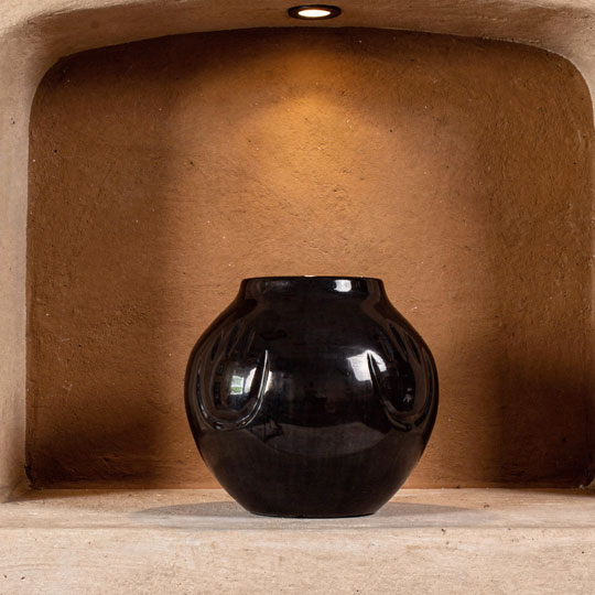 Alternate view of this pottery vessel.