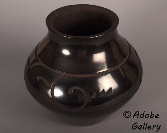 Alternate view of this pottery vessel.