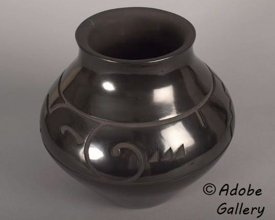 Alternate view of this pottery vessel.